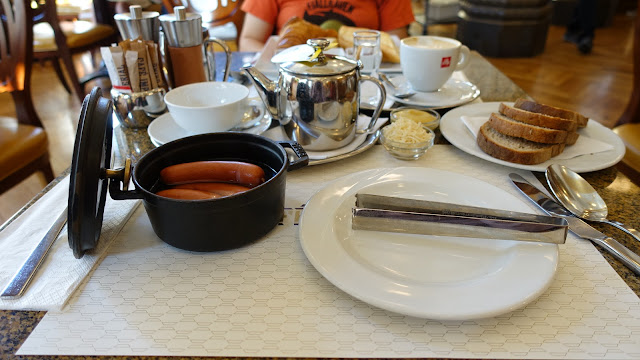 Sausages with mustard, horseradish and bread