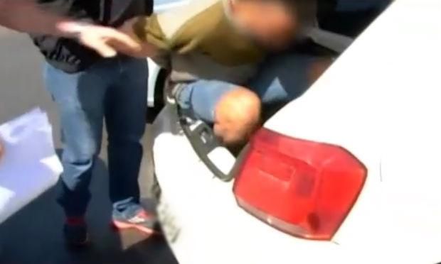 Jovem é preso após estuprar mãe na frente da irmã de 11 anos