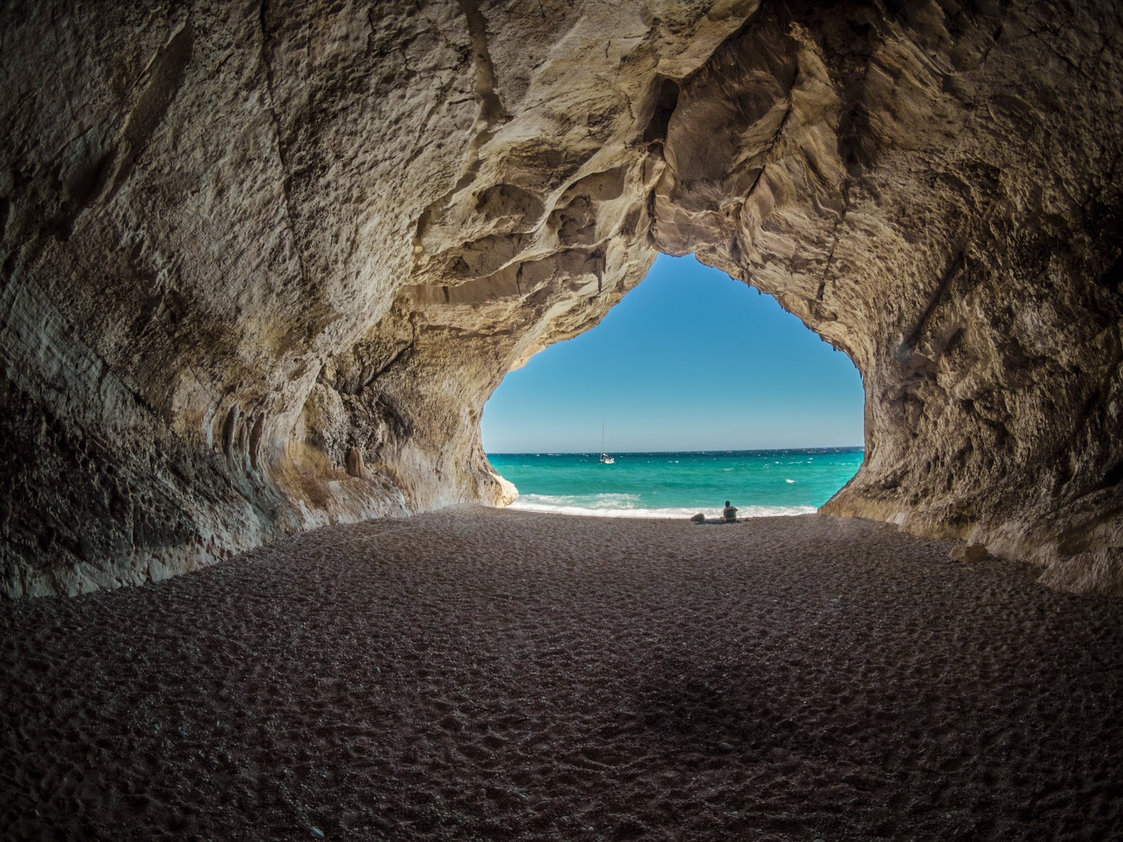 イタリアのカーラ・ゴノネの晴れやかな海辺の洞窟