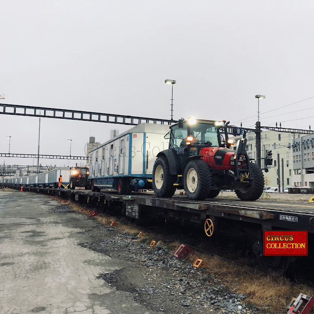 Roulotte 68 couchette attelée a un tracteur