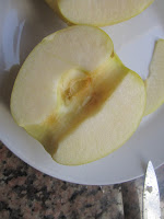 Coupez les pommes en deux en laissant la peau