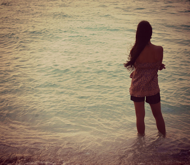 Hình nền buồn cô đơn khóc vì tình yêu không trọn vẹn