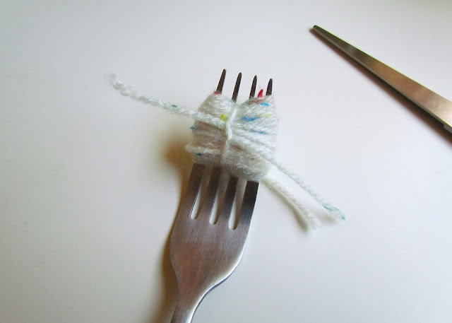 DIY pom poms fork wool knot