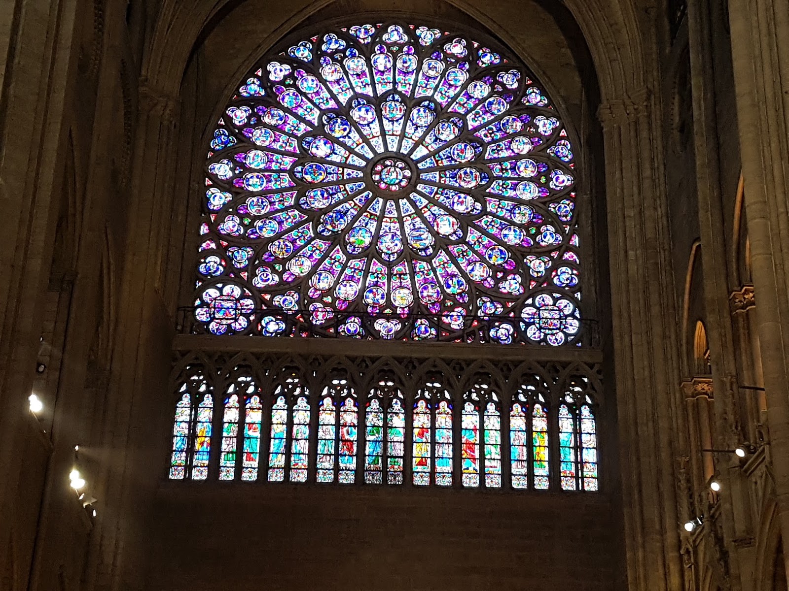 Витражи в соборе парижской богоматери Витражи в соборе парижской богоматери