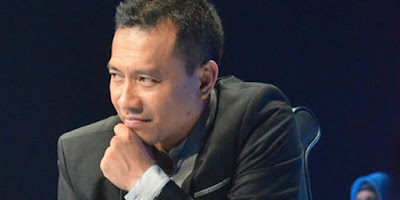 Biografi Anang Hermansyah Biografi Anang Hermansyah Biodata Nama Lengkap: Anang Hermansyah Alias: Anang Tanggal Lahir: 18 Maret 1969 Tempat Lahir: Jember, Jawa Timur, Indonesia Zodiac: Pisces Kewarganegaraan: Indonesia Istri: Krisdayanti (penyanyi, 22-Agu-96 – 22-Okt-09), Ashanty (penyanyi, sejak 12-Mei-12) Anak: Titania Aurelie Nurhermansyah (penyanyi, perempuan, L. 1998), Azriel Akbar Hermansyah (laki-laki, L. 2000) Biografi Anang Hermansyah dilahirkan pada tanggal 18 Maret 1969 di kota Jember Jawa Timur. Anang Hermansyah saat ini adalah salah satu anggota DPR RI yang merupakan perwakilan dari fraksi PAN. Anang Hermansyah telah duduk di posisi tersebut dari tanggal 2 Oktober 2014. Namun, sebelum terjun di dunia politik, Anang Hermansyah lebih dikenal sebagai musisi, produser music dan bahkan penyanyi. Bahkan Anang Hermansyah sempat menjadi juri di sebuah ajang pencarian bakat Indonesian Idol dari tahun 2007. Anang Hermansyah juga lebih dikenal sebagai mantan suami dari Diva Indonesia Krisdayanti. Karena Anang Hermansyah lah yang telah mengorbitkan Krisdayanti hingga terkenal sampai saat ini. namun, meskipun pernikahan pasangan ini telah lama berlangsung yaitu sejak tanggal 22 Agustus 1996 hingga pasangan Anang Hermansyah dan Krisdayanti ini telah dikaruniai dua orang anak perempuan dan lelaki yaitu Titania Aurelie Hermansyah dan yang lelaki bernama Azriel Akbar Hermansyah. Hingga akhirnya