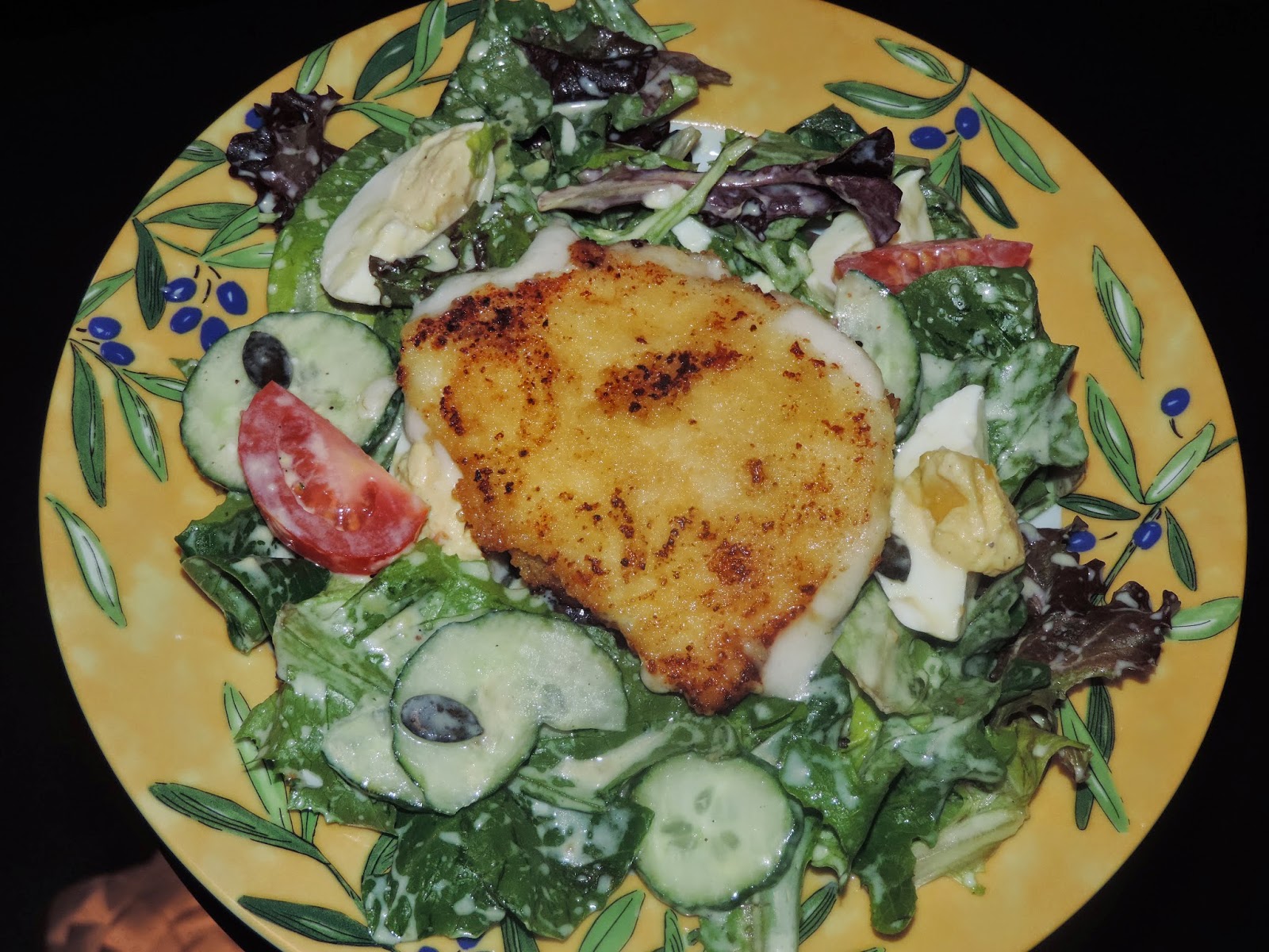 Gemischte Salat mit Yoghurt-Dressing und paniertem Ziegenkäse - Vegyes ...