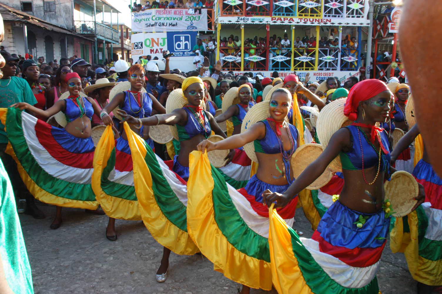 HAITI CONNEXION CULTURE Pleins feux sur le carnaval de Jacmel de 2013 HAITI CONNEXION CULTURE Pleins feux sur le carnaval de Jacmel de 2013