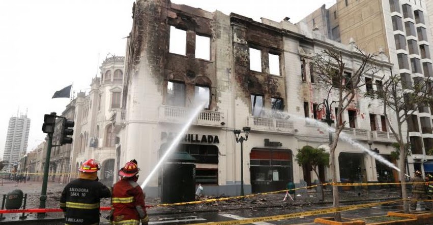 INCENDIO EN EL CENTRO DE LIMA: Fuego consume edificio histórico en la plaza San Martín (Edificio Giacoletti) INCENDIO EN EL CENTRO DE LIMA: Fuego consume edificio histórico en la plaza San Martín (Edificio Giacoletti)