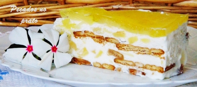Bolo bolacha de ananás com café