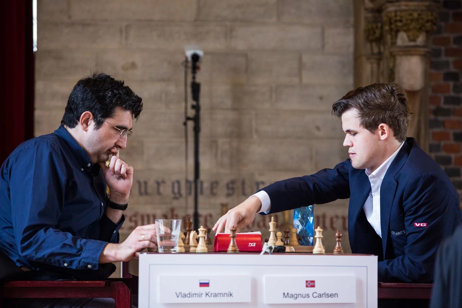 Campeonato Mundial de Xadrez da FIDE - partida 3: Magnus à prova de balas  de Negras 