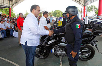 Entrega el Gobernador en Felipe Carrillo Puerto patrullas, camiones recolectores de basura y apoyos para el campo 