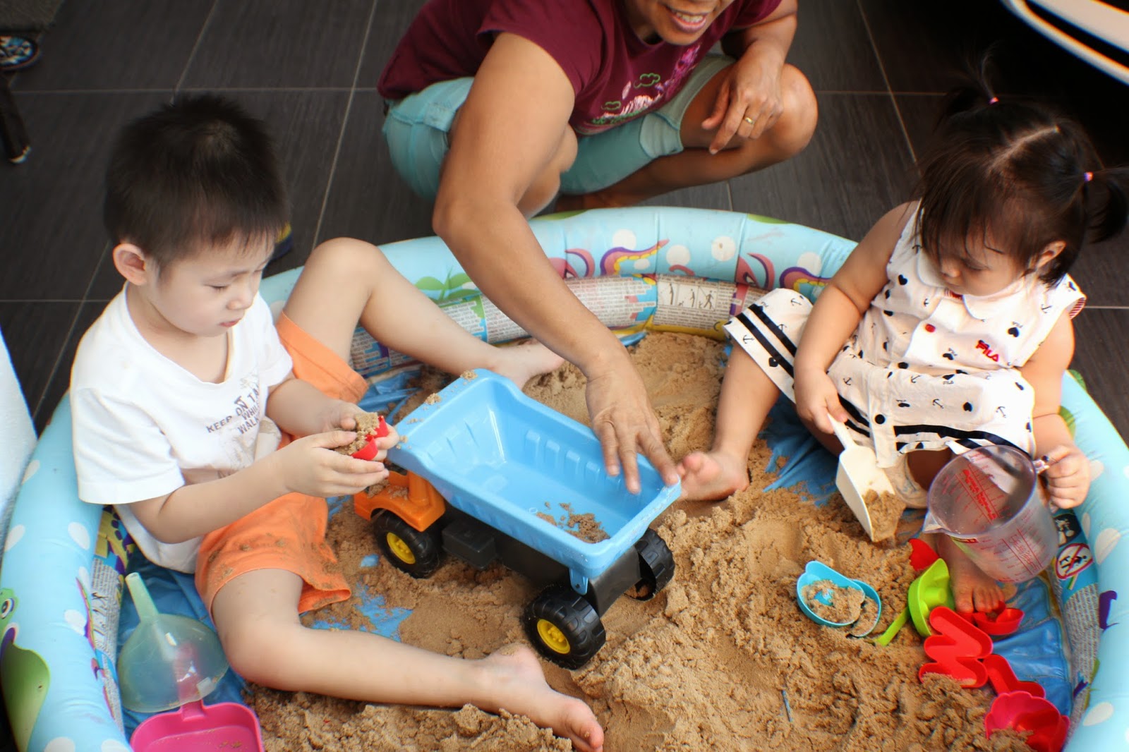 Little Tiger Growing Up: Messy Play: Sand