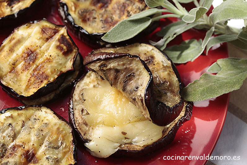 Detalle de las berenjenas con el queso de tetilla