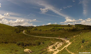 Vista do terreno acidentado na trilha.