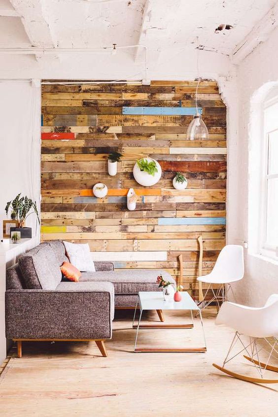 Tábuas de paletes ou restos de madeira podem revestir uma parede