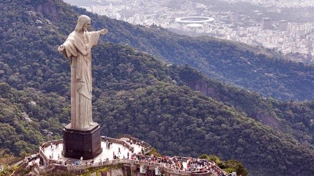 PERSONAGEM DO ATOR WAGNER MOURA OFENDE A IMAGEM DO CRISTO REDENTOR EM FILME DE JOSÉ PADILHA