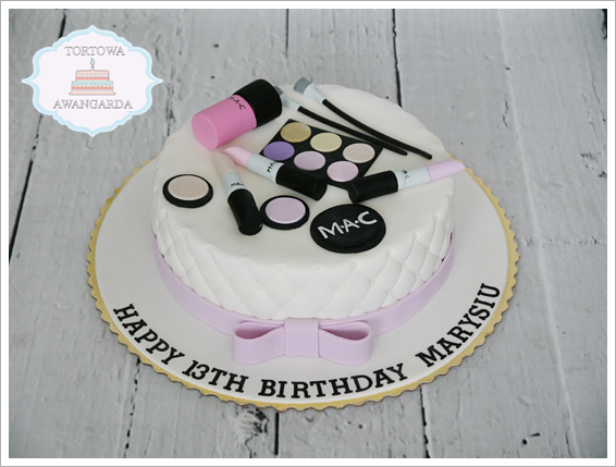 artystyczny tort pikowany z kosmetykami MAC dla dziewczyny urodzinowy Warszawa