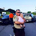 Αστυνομικός κρατάει στην αγκαλιά του μωρό που σώθηκε από τροχαίο - Δείτε την φωτό που έγινε viral