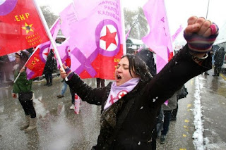 [donna violenta urla manifestando per il femminismo]