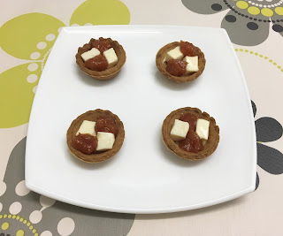 Tartlets of cheese with jam of saffron and quince