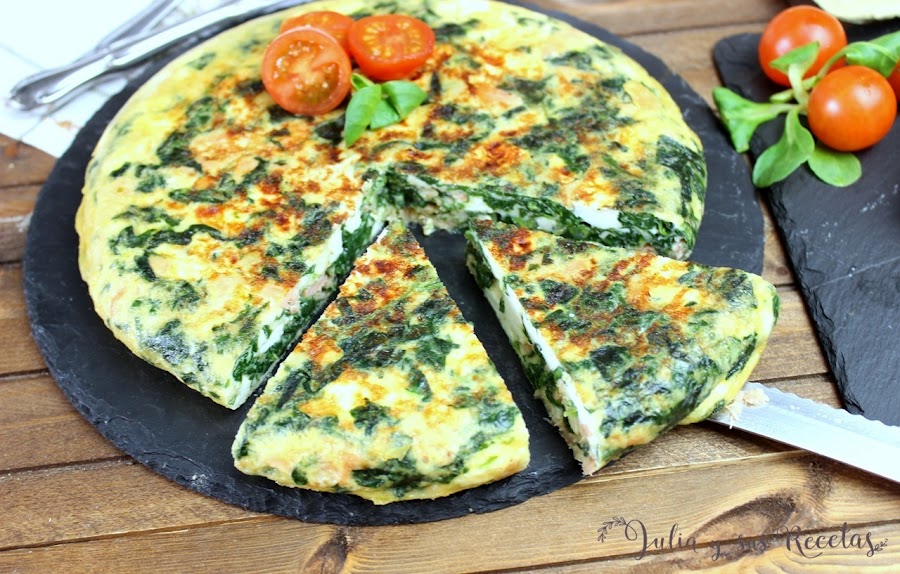 Tortilla de espinacas , queso fresco y salmón. Julia y sus recetas