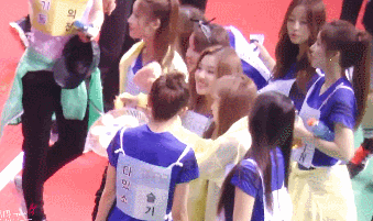 오늘자 카메라 찾는 아이린 | 인스티즈