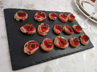 Tostaditas de foie con mermelada de tomate y cebollito con perlas PX