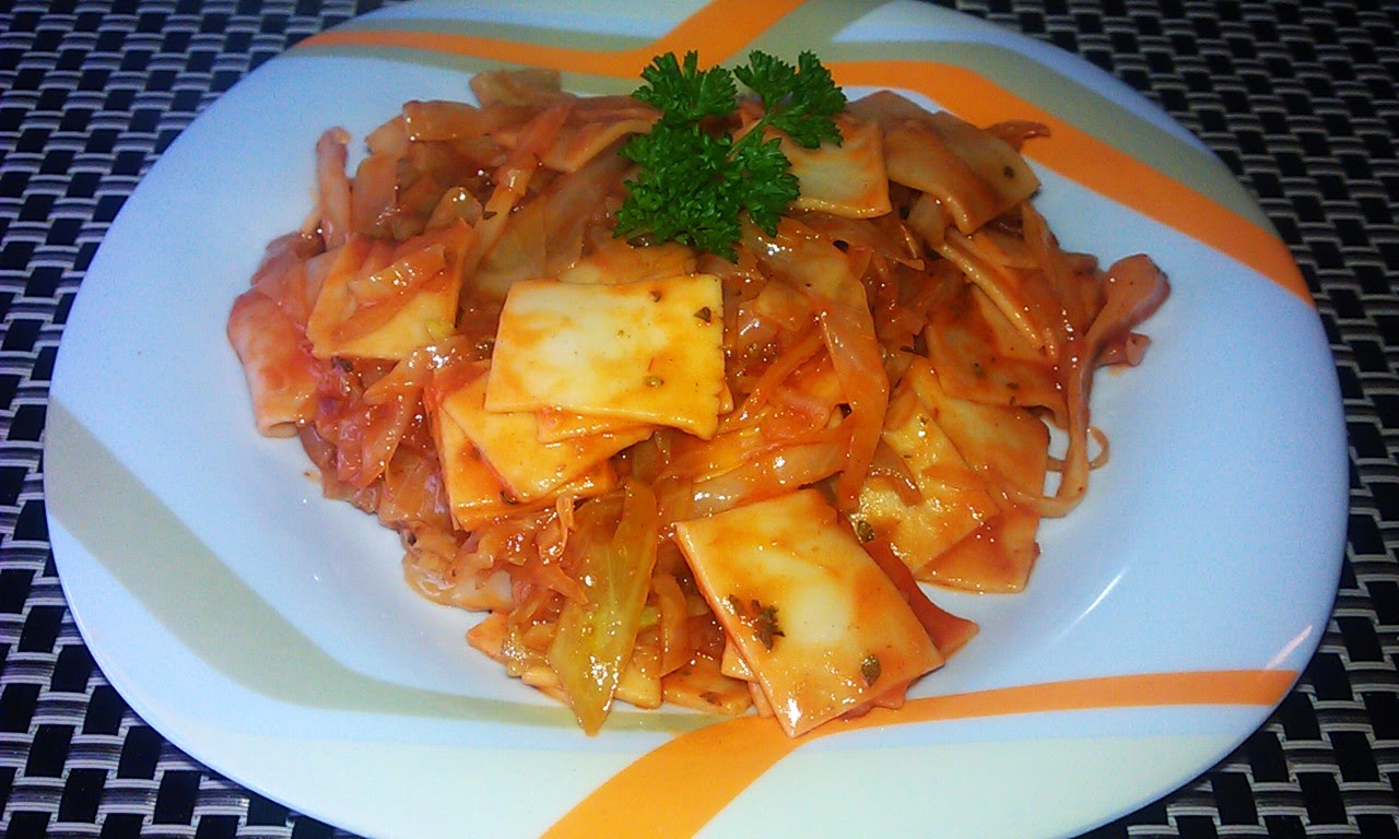 Łazanki z kapustą są niezwykle proste w przygotowaniu. Można je robić z