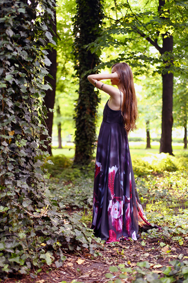 fioletowa długa sukienka stylizacja ogród zamkowy w Poznaniu