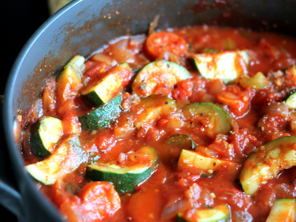 Cooking with Lucas: Sautéed zucchini in tomato sauce
