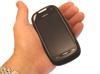 Nokia 701 com capa de silicone do C7-00