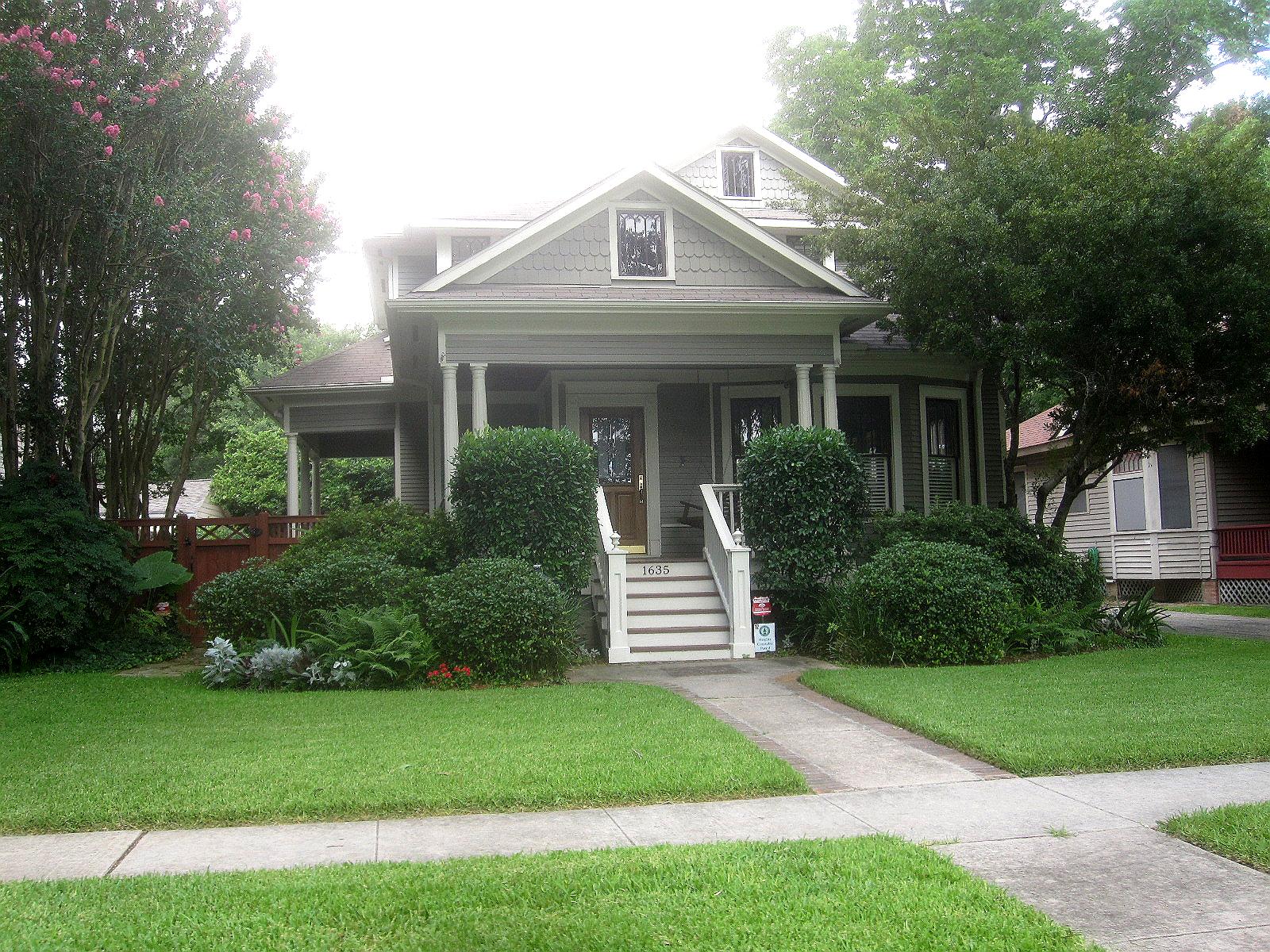 The OtHeR HoUsToN: BUNGALOW FRONT YARD GARDEN IDEAS