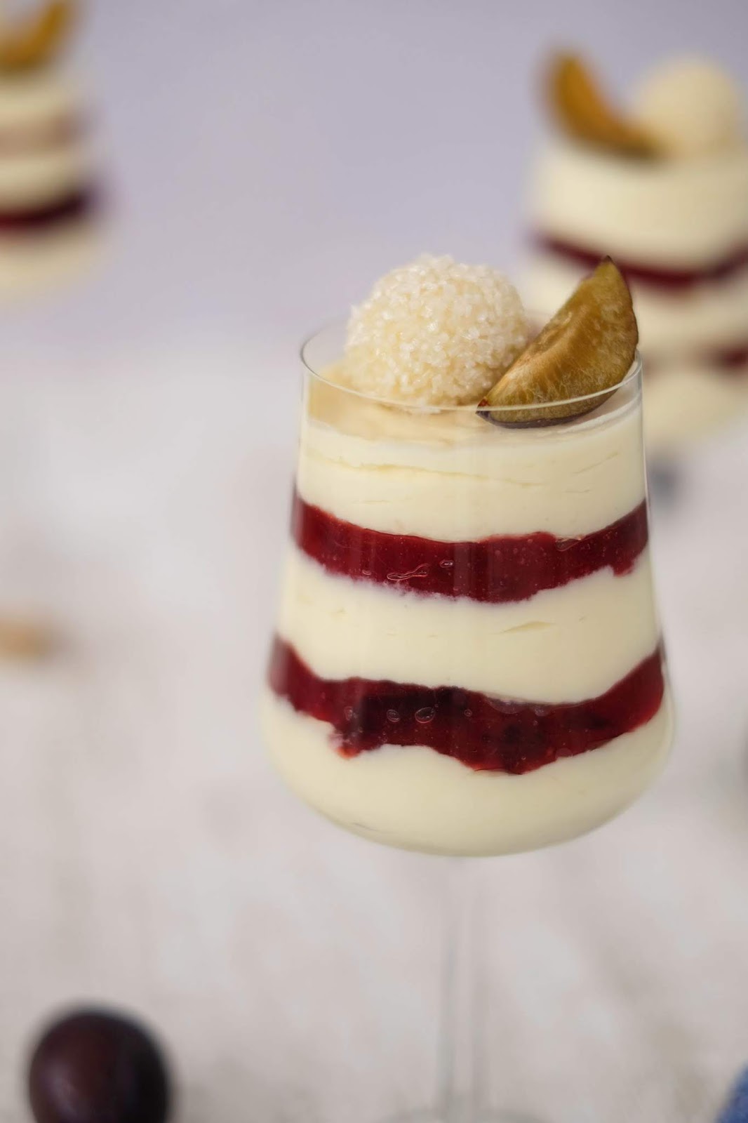 Weißes Schokoladen Mousse mit Pflaumen Kompott und Zitronen Trüffel ...