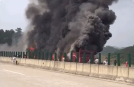 Xe buýt bốc cháy trên đường cao tốc, 30 người chết - Ảnh 2 Xe buyt boc chay tren duong cao toc, 30 nguoi chet - Anh 2