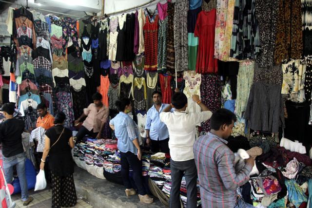 एक ऐसी मार्केट, जहां 12 रुपए किलो में बिकतें हैं फैशनेबल कपड़े - newsonfloor.com