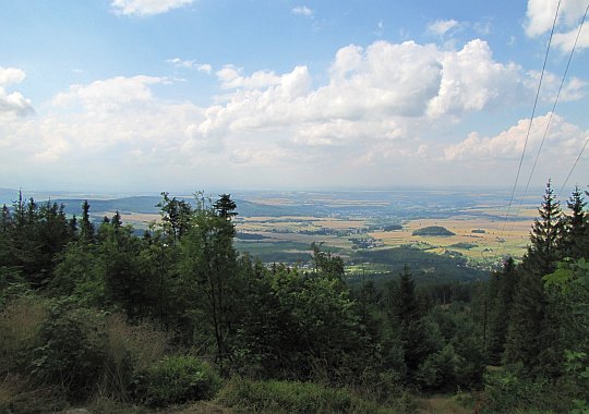Panorama z Grzebienia. Z lewej widać zalesioną Górę Parkową.