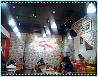 Dalam kedai mea thai cafe, bawa tu ada JJCM frame