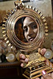 Pathanamthitta Today: METALLIC MIRROR - THE ARANMULA KANNADI ...