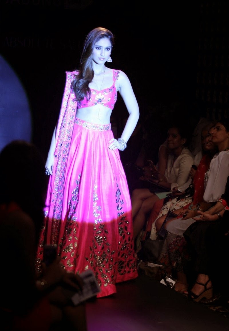 High Quality Bollywood Celebrity Pictures Ileana D Cruz Super Sexy Skin Show In Pink Lehenga