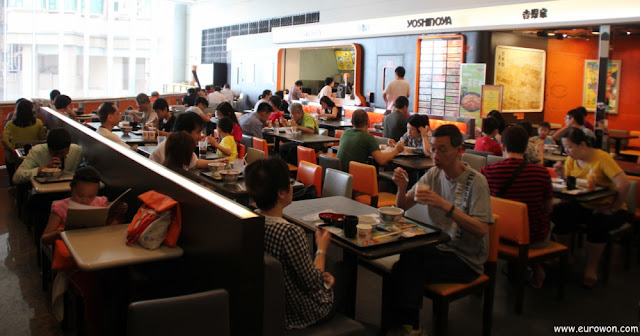 Interior de restaurante Yoshinoya en Hong Kong