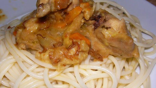  Estofado de pollo sobre cama de <strong>spaguetis</strong> 