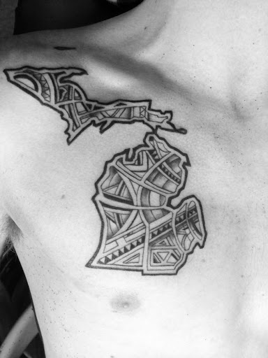 Este estilizado tatuagem no peito