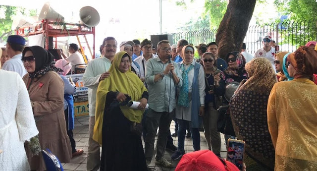 Emak-emak Demo di Kantor KPU, Arief Budiman Didesak Mundur