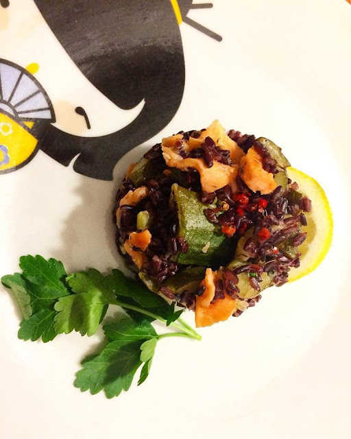 Riso venere con salmone affumicato, zucchine e pepe