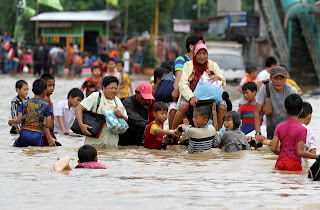 Banjir yang mengakibatkan masyarkat mengungsi Banjir yang mengakibatkan masyarkat mengungsi