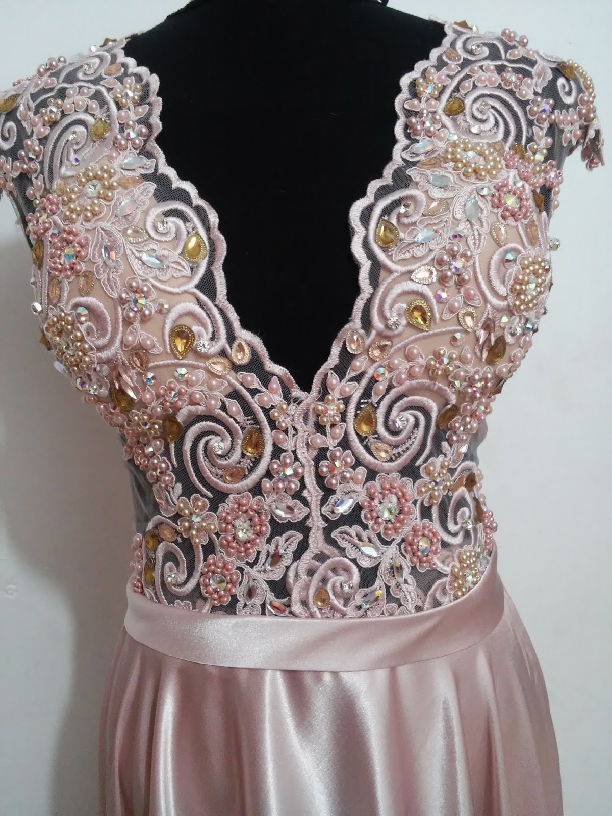 vestido de renda com pedraria