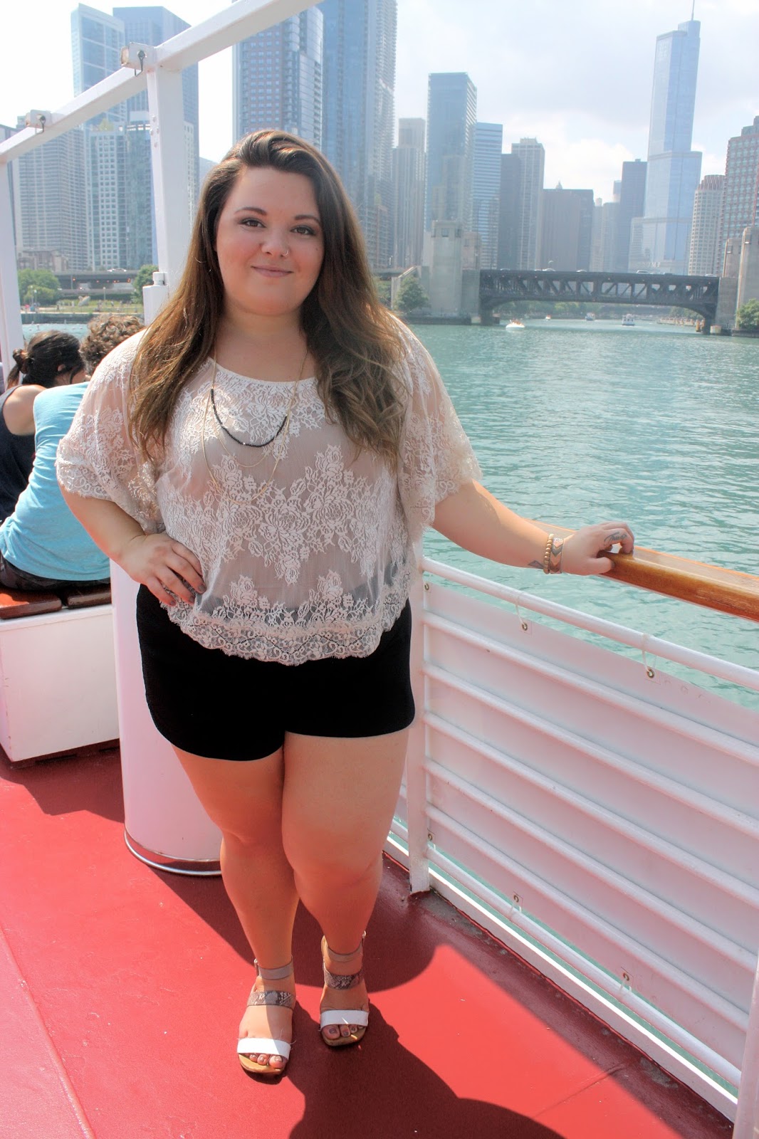 natalie in the city, chicago, shoreline sightseeing, plus size fashion, fashion blogger, windy city blogger, curvy, urban outfitters, natalie craig, chicago river, chicago architecture, trump tower