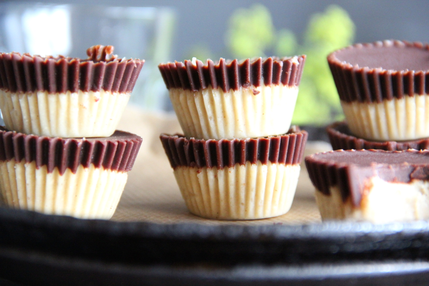 Rohe Cashew-Kokos-Cups mit Tahin und Schokoladenhaube - Kirschbiene kocht