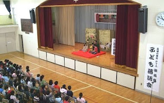 三遊亭楽春の小学校での子ども落語会の風景。 三遊亭楽春の小学校での子ども落語会の風景。