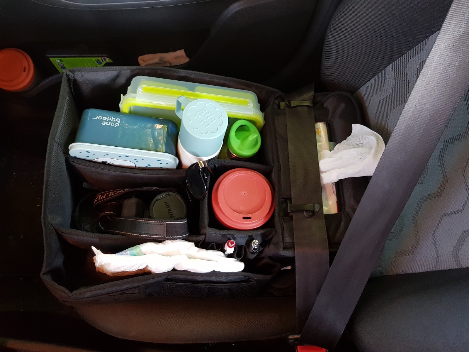 Der hilfreiche Beifahrer im Auto - Das Slotpack sorgt für Ordnung und  Sicherheit auf Reisen.